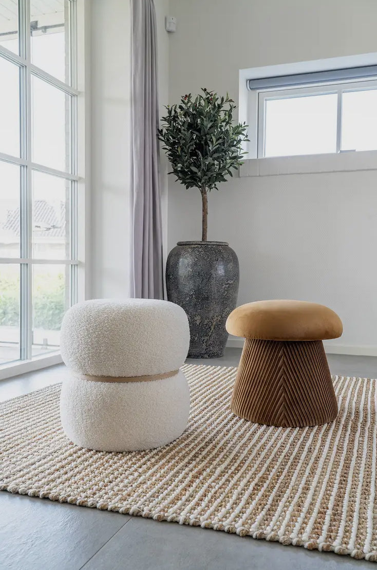 Runder Bouclé-Hocker mit Holzdetail