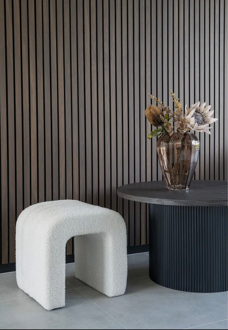 Design-Pouf aus Bouclé in Weiß