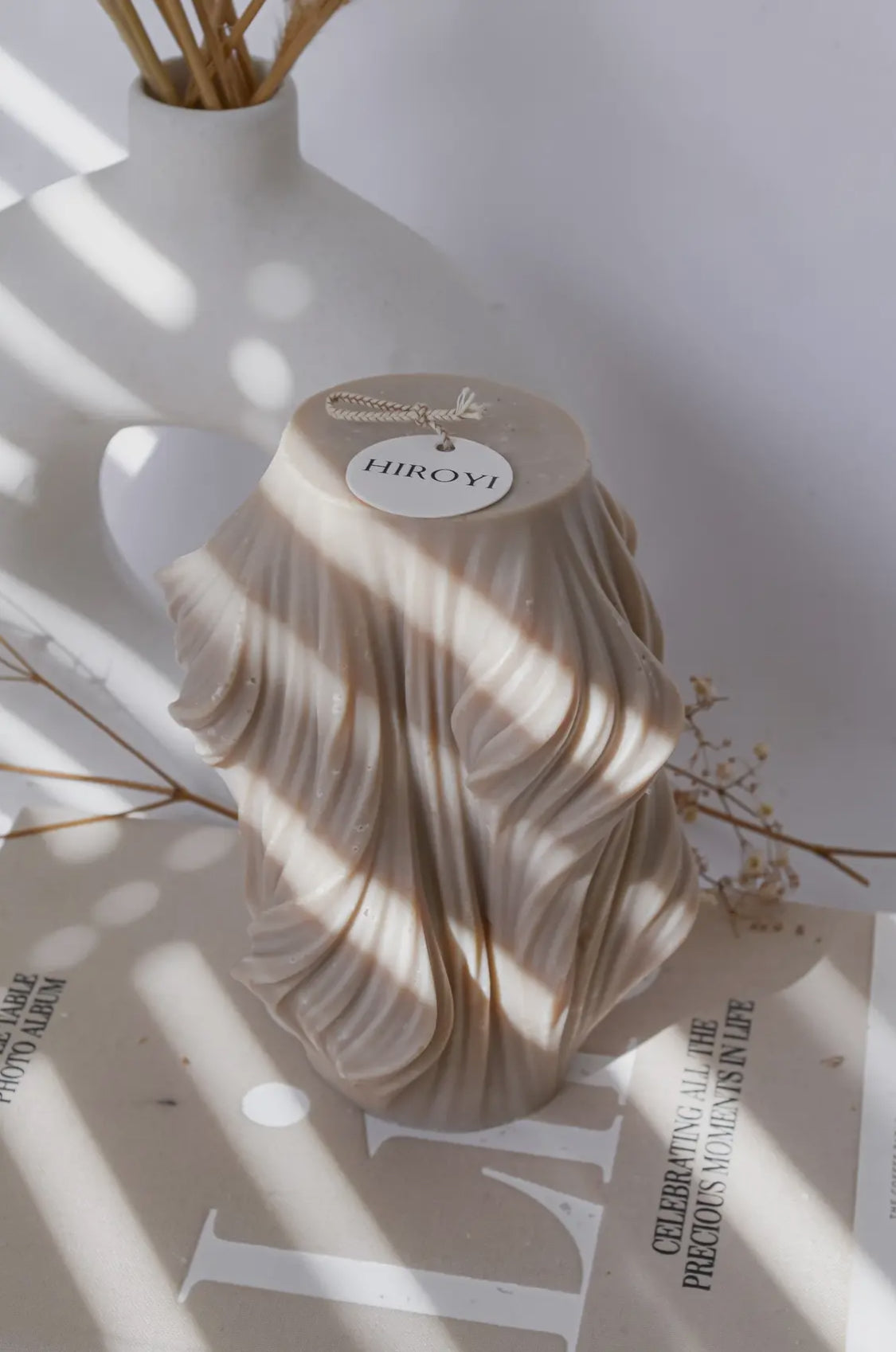 Große dekorative Kerze aus gewellter Seide