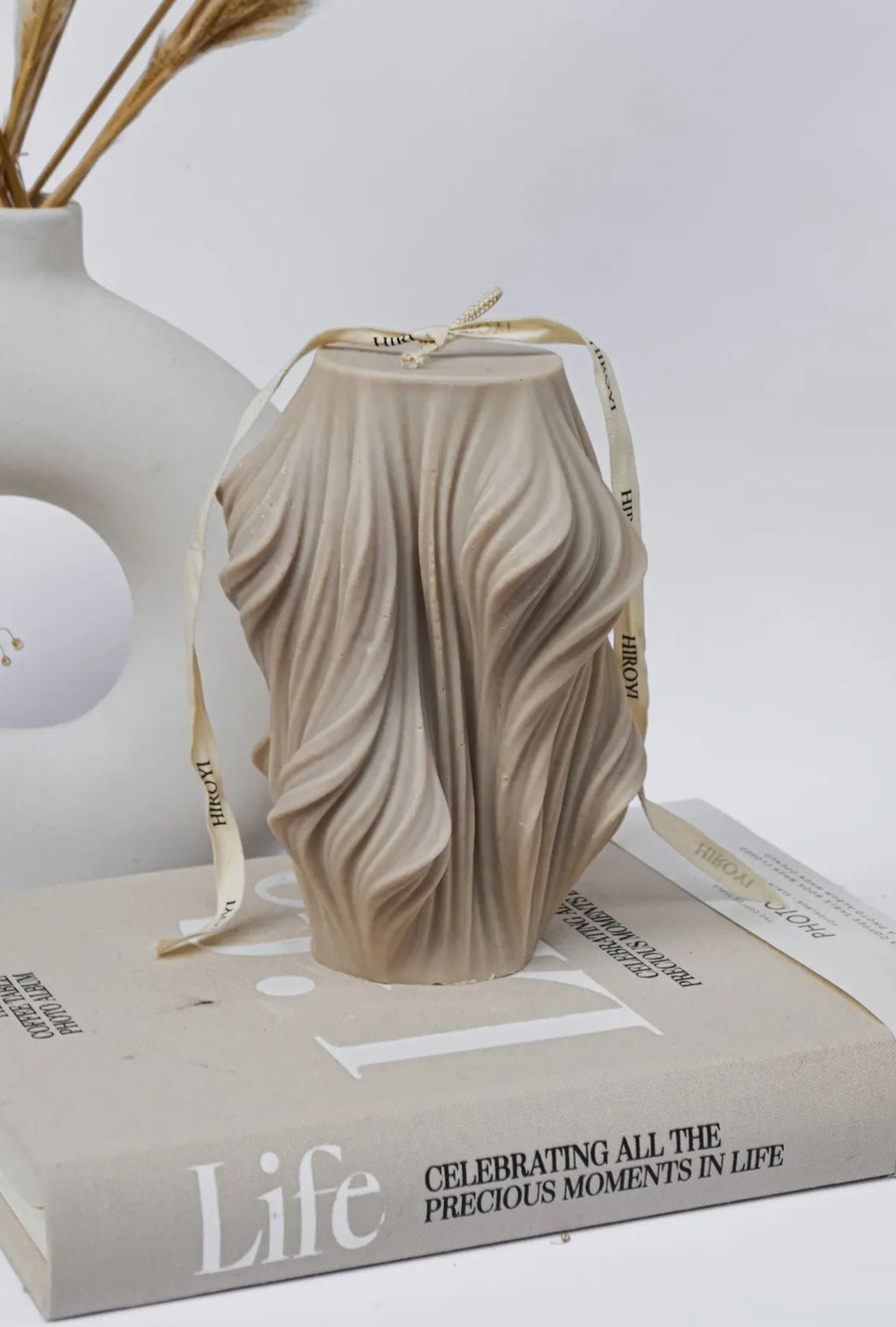 Große dekorative Kerze aus gewellter Seide