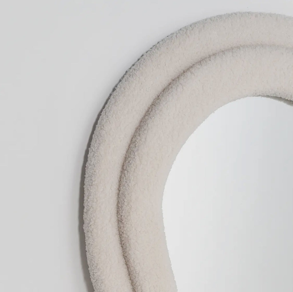 Ganzkörper-Standspiegel mit beigefarbenen Frottee-Rahmen